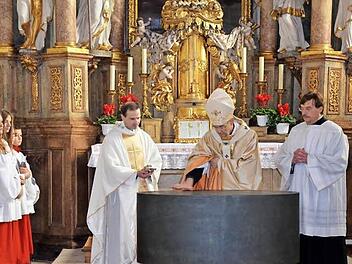 Erzbischof Ludwig Schick weiht den neuen Altar. Fotos: Andrea Spörlein
