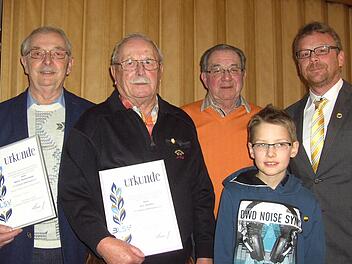 Mit der goldenen Ehrennadel des Bayerischen Fußballverbandes und Urkunde wurden für ihre herausragenden Verdienste in ihrer 60-jährigen Mitgliedschaft beim FC Wittershausen (von links) Werner Weissenberger, Kurt Glöckler, Wolfgang Öhrlein von Vorsitzenden Marco Sell (rechts) ausgezeichnet. Silas Veth erhielt die Vereinsnadel für seine zehnjährige Mitgliedschaft.  Fotos: Udo Sell