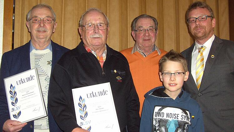 Mit der goldenen Ehrennadel des Bayerischen Fußballverbandes und Urkunde wurden für ihre herausragenden Verdienste in ihrer 60-jährigen Mitgliedschaft beim FC Wittershausen (von links) Werner Weissenberger, Kurt Glöckler, Wolfgang Öhrlein von Vorsitzenden Marco Sell (rechts) ausgezeichnet. Silas Veth erhielt die Vereinsnadel für seine zehnjährige Mitgliedschaft.  Fotos: Udo Sell