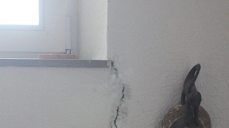 So sieht es im Treppenhaus der Familie Mark aus - klaffende Risse wohin man blickt. Foto: Matthias Einwag