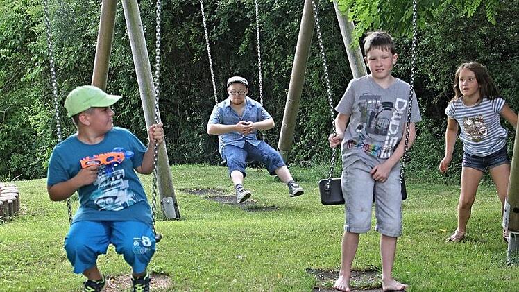 Unbeschwerte Kinder beim Sommerfest der Lebenshilfe: Wie lange wird es das noch geben? Die Zukunft der Einrichtung ist ungewiss.