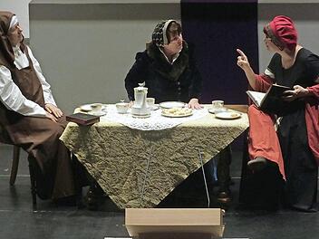 Auf der Bühne wurden Caritas Pirckheimer, Katharina von Bora und Argula von Grumbach (v. l.) dargestellt. Foto: Manfred Welker