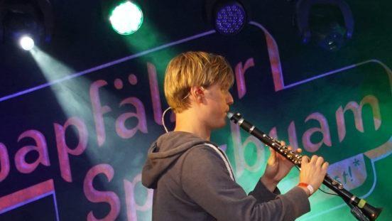 Auch mit so mancher tollen Soloeinlage wussten die Musiker zu begeistern, hier Ensemblemitglied Stefan mit einer Darbietung auf der Klarinette.Mario Deller