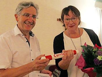 Hermann Hinterstößer bei der Übergabe des symbolischen Stabs an Veronica Specht. Foto: Adriane Lochner