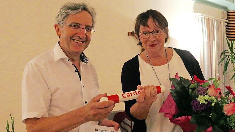 Hermann Hinterstößer bei der Übergabe des symbolischen Stabs an Veronica Specht. Foto: Adriane Lochner