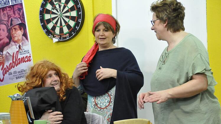 Der verkleidete Bankräuber (Tony May) wird in der WG von Sabine (Katrin Frank) und Karin (Christine Krapf) angetroffen (von links).Peter Klopf
