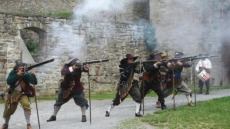 Musketiere in der Schlachtaufstellung. Jeder kann 15 Schuss abgeben.     Foto: Winfried Ehling