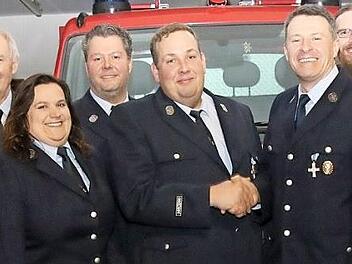Katrin Greuling (Zweite von links) ist die erste Frau in der Gemeinde, die einen Feuerwehrverein führt. Volker Greuling (Sechster von links) übergab im Beisein der Führung und Vorstandsmitglieder mittels Handschlag die aktive Wehr an Andreas Baader (Fünfter von links). Sein Stellvertreter Michael Freitag (Siebter von links) ist neu im Amt.  Foto: Michael Stelzner