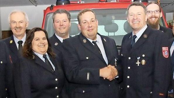 Katrin Greuling (Zweite von links) ist die erste Frau in der Gemeinde, die einen Feuerwehrverein führt. Volker Greuling (Sechster von links) übergab im Beisein der Führung und Vorstandsmitglieder mittels Handschlag die aktive Wehr an Andreas Baader (Fünfter von links). Sein Stellvertreter Michael Freitag (Siebter von links) ist neu im Amt.  Foto: Michael Stelzner