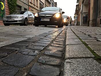 Diese drei Zentimeter hohe Kante in der Kissinger Straße hat eine 75-Jährige zu Fall gebracht. Foto: Ralf Ruppert