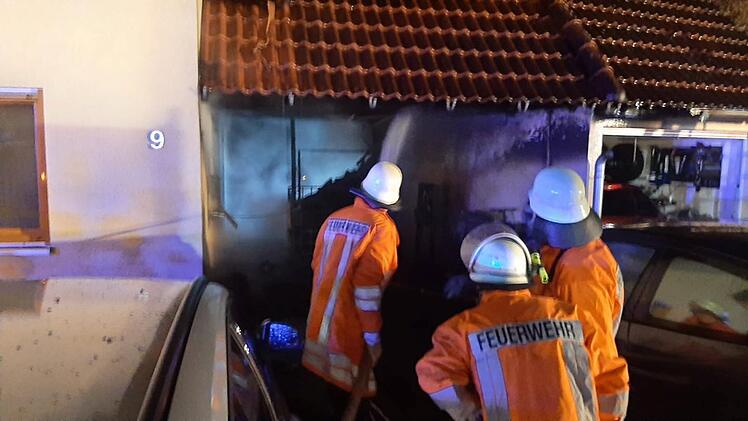 Thurnau: Garagenbrand greift auf Wohnhaus &uuml;ber: Bewohner wird verletzt