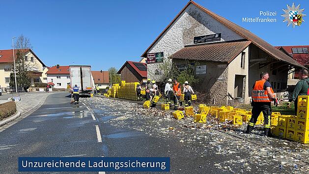 Lkw verliert zahlreiche Getr&auml;nkekisten