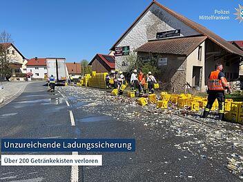 Lkw verliert zahlreiche Getr&auml;nkekisten