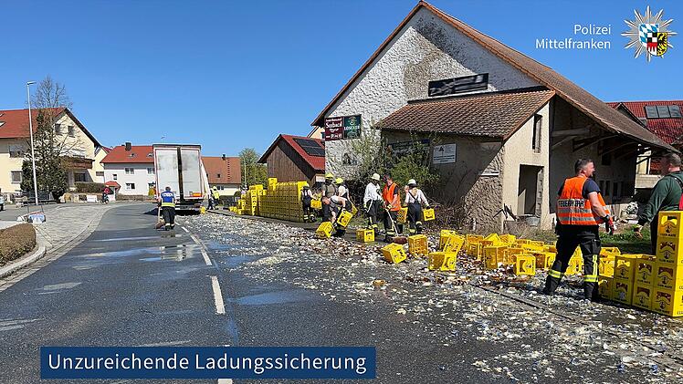 Lkw verliert zahlreiche Getr&auml;nkekisten
