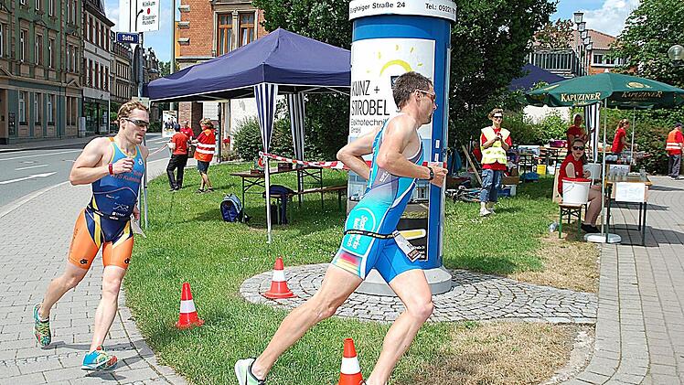 Der beste Kulmbacher Florina Deichsel (links) am Wendepunkt vor der Stadthalle. Die Laufstrecke durch die Stadt soll beibehalten werden.