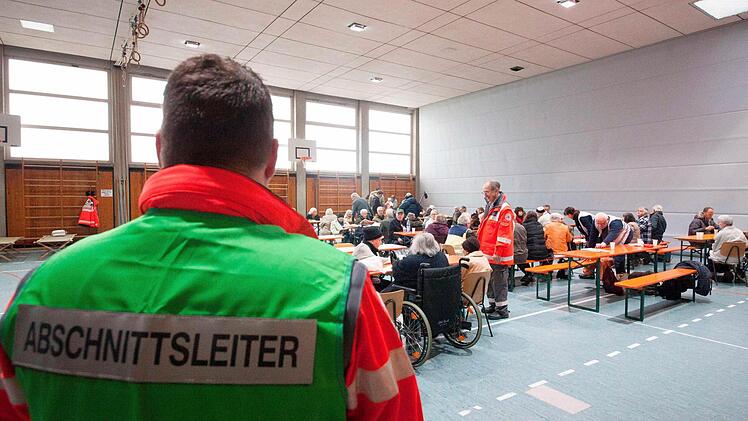 In einer Turnhalle warten evakuierte Anwohner. Foto: S.Grundmann/dpa