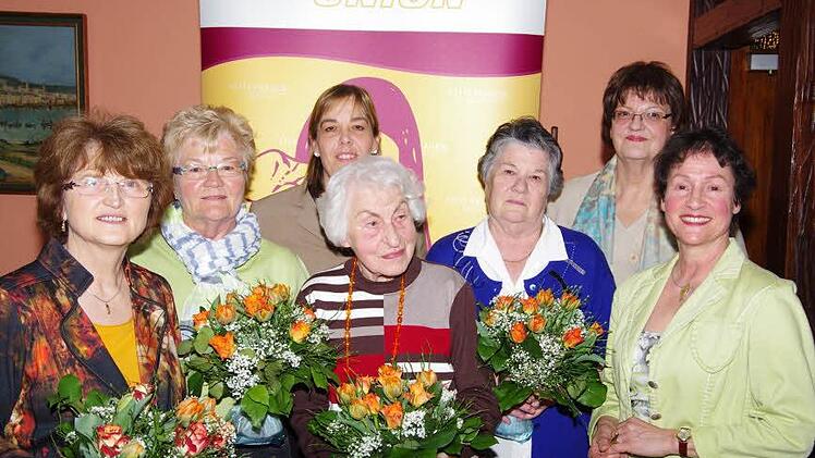 Geehrt wurden bei der Frauenunion (von links) Roswitha Kast, Waltraud Schmitt, Nikola Renner-Knopp, Erika Bauch, Gisela Voll und Beate Besten. Rechts steht Gudrun Heil-Franke.  Foto: Klaus Werner