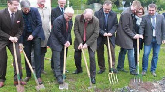 Beim symbolischen Spatenstich legten sich MdL Steffen Vogel, Architekt Peter Kuhn, Jürgen Hennemann, Rudolf Handwerker, Wilhelm Schneider, Robert Herrmann, die Schulleiter Klauspeter Schmidt (Gymnasium), Hartmut Weis (Realschule), Ingrid Mandery (Grundschule) und Philipp Arnold (Mittelschule) ins Zeug. Foto: Becht