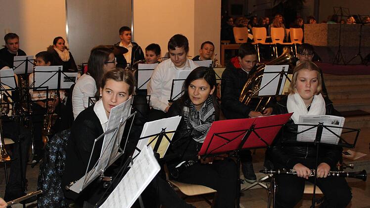 Die Bläser bereiten sich auf das Konzert vor. Foto: Carmen Schwind