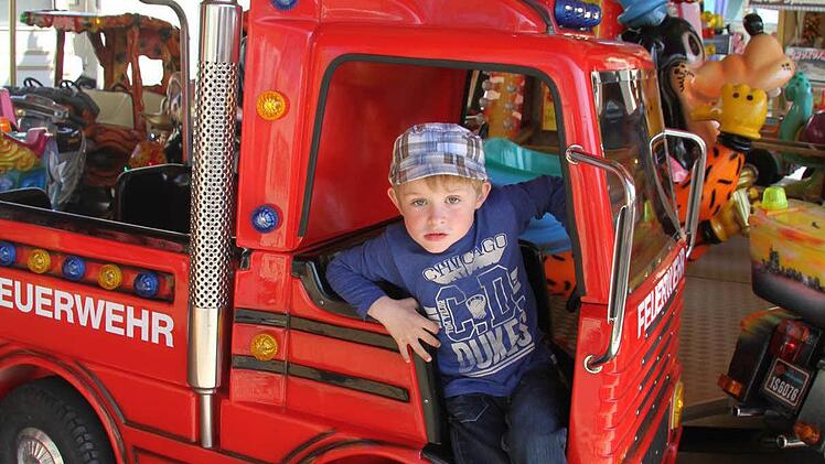 Xaver Kießling wagt seine ersten Schritte als Feuerwehrmann, steigt dann aber ins Schiff um - denn im Kinderkarussell kann man alles mal ausprobieren. Foto: Sonja Adam