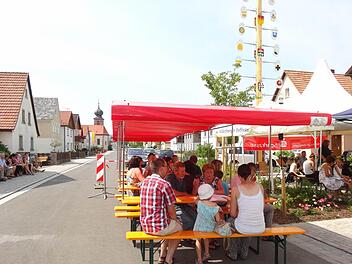 Für alle Generationen: Mit einem Straßenfest wurde die Neugestaltung der Premicher Straße in Waldberg gefeiert. Foto: Marion Eckert