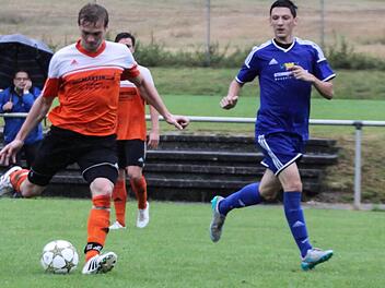Der torgefährliche Stürmer Florian Pecht (links) und seine Mannschaftskameraden vom TSV Pfarrweisach haben sich an die Tabellenspitze der Kreisliga geschoben.