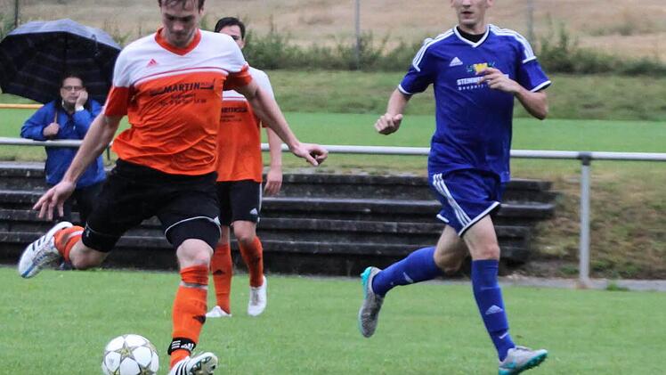 Der torgefährliche Stürmer Florian Pecht (links) und seine Mannschaftskameraden vom TSV Pfarrweisach haben sich an die Tabellenspitze der Kreisliga geschoben.