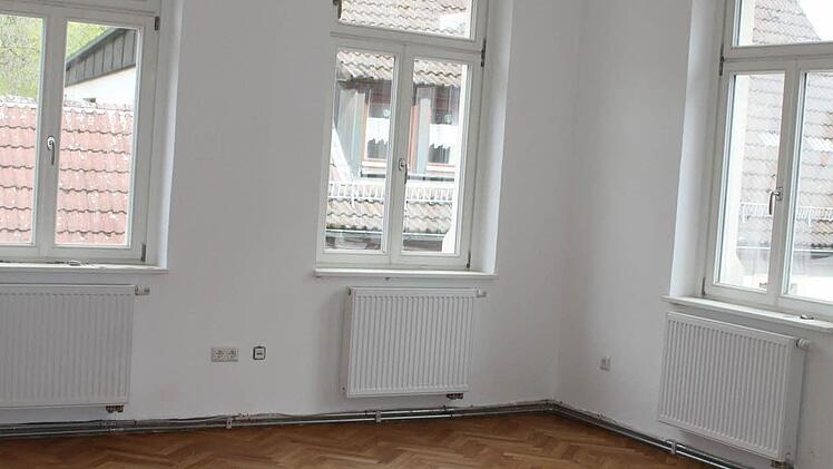 Im Obergeschoss wird Pfarrer Hans Roppelt einziehen - die Parkettböden wurden nur abgeschliffen und neu versiegelt.