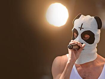 Mit ihm wird Coburg am 14. August zu "Cro-burg": Das Schlossplatz-Konzert mit dem deutschen Rapper Cro ("Bye Bye"), der bei seinen Auftritten stets eine Panda-Maskle trägt, wird wohl ausverkauft sein.  Foto: Felix Kästle/dpa