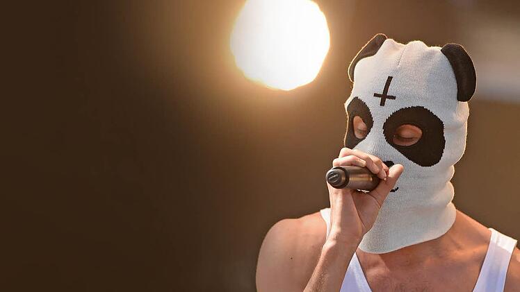 Mit ihm wird Coburg am 14. August zu "Cro-burg": Das Schlossplatz-Konzert mit dem deutschen Rapper Cro ("Bye Bye"), der bei seinen Auftritten stets eine Panda-Maskle trägt, wird wohl ausverkauft sein.  Foto: Felix Kästle/dpa