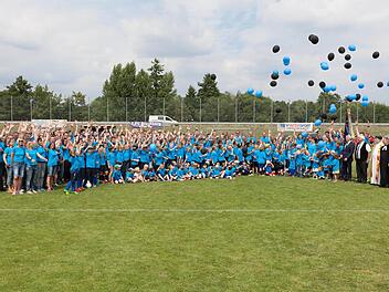 Die Bischberger Fußballer präsentieren sich zu ihrem Jubiläum auf ihrem Sportplatz.