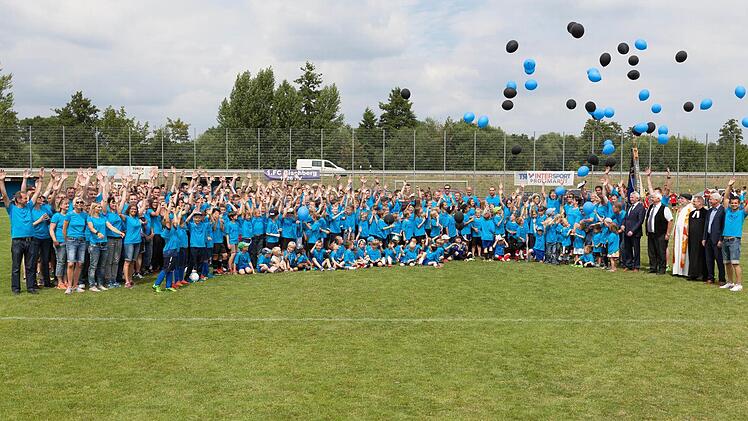 Die Bischberger Fußballer präsentieren sich zu ihrem Jubiläum auf ihrem Sportplatz.