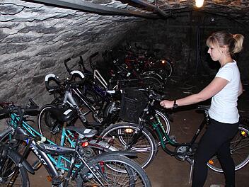 Daniela Kron vom Ordnungsamt ist für die Fundfahrräder im Gewölbekeller des Rathauses zuständig.  Fotos: Andreas Dorsch