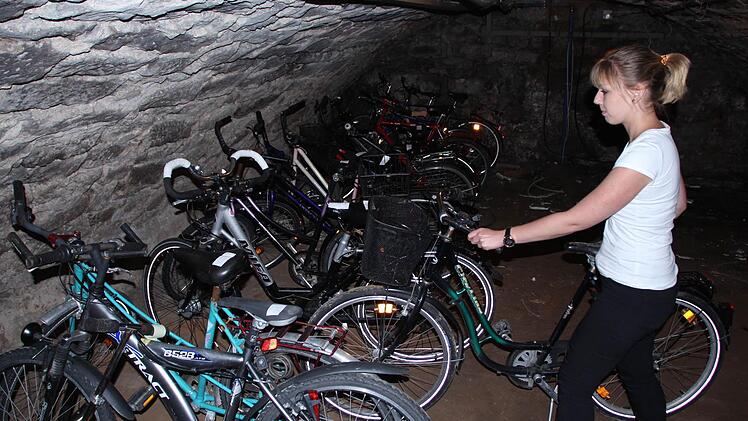 Daniela Kron vom Ordnungsamt ist für die Fundfahrräder im Gewölbekeller des Rathauses zuständig.  Fotos: Andreas Dorsch