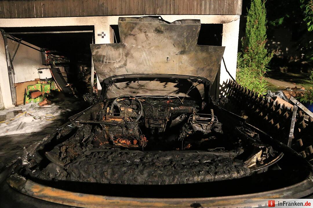 Garagenbrand in Wildensorg - Auto geht in Flammen auf