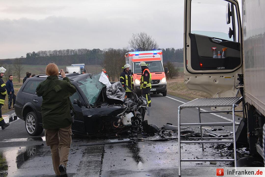 Tödlicher Unfall - 38-Jähriger kollidiert mit Lkw