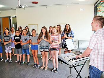 Mit einem spanischen Lied begrüßten Fünft- und Sechsklässler Schüler und Lehrer aus der Nachbargemeinde Nüdlingen, die zum Informationsabend in die Freiherr-von-Lutz-Mittelschule gekommen waren. Foto: Dieter Britz