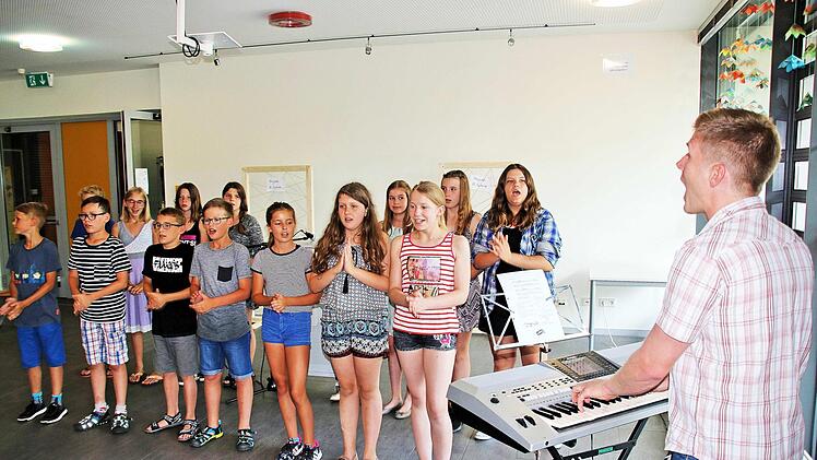 Mit einem spanischen Lied begrüßten Fünft- und Sechsklässler Schüler und Lehrer aus der Nachbargemeinde Nüdlingen, die zum Informationsabend in die Freiherr-von-Lutz-Mittelschule gekommen waren. Foto: Dieter Britz