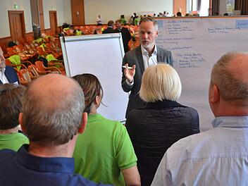 Workshop: Moderator und Tourismusexperte Dr. Alexander Schuler im Gespr&auml;ch mit seiner Gruppe. Fotos: Kathrin Kupka-Hahn/Rh&ouml;nGmbH, Joachim R&uuml;bel