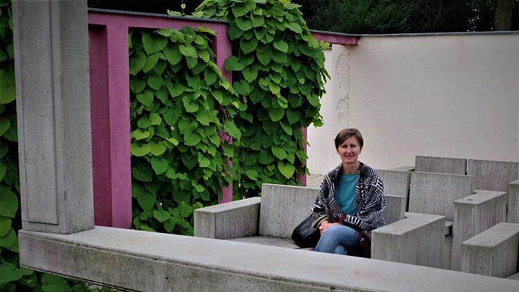 Sehenswert ist der Gottschalk-Garten im Landesgartenschau-Park. Der bekannte Entertainer aus Kulmbach stand Pate für diese Anlage. Im Bild sitzt Kreisfachberaterin Beate Singhartinger.