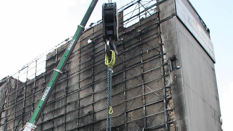 Das Abbruchunternehmen reißt die Brandruine ab. Foto: Archiv/Stephan Tiroch