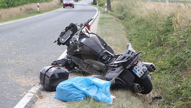 Schwere Verletzungen zog sich ein Motorradfahrer bei einem Sturz am Samstagnachmittag im Landkreis F&uuml;rth zu. Foto: News5/Friedrich