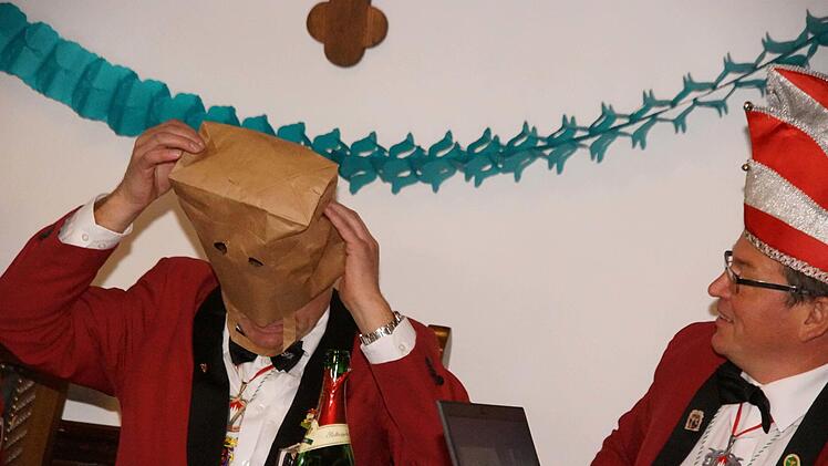 Eine M&ouml;glichkeit, in Zeiten der Datenschutzgrundverordnung die Abneigung gegen das Fotografiertwerden zu dokumentieren, zeigt hier SKK-Pr&auml;sident Matthias Gra&szlig;, hier mit Michael "Hasso" Hess