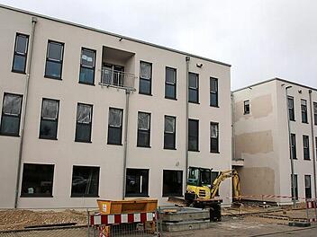 Platz für drei Praxen (zwei Arzt- und eine Physiotherapie-Praxis), eine Apotheke und sechs Wohnungen bietet das neue Ärztehaus, das am nordwestlichen Stadtrand von Seßlach entstanden ist. Derzeit laufen die letzten Ausbauarbeiten auf Hochtouren. Im April sollen sich hier erste Türen öffnen.