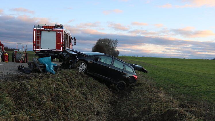 Zwei Fahrzeuge im Kreuzungsbereich kollidiert
