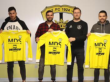 Unser Bild von den Neuzugängen des FC Thulba zeigt (von links) Dimitrios Glykos, Dominic Hugo, FC-Abteilungsleiter Christoph Adrio   sowie Fabian Meindl. Foto: FC Thulba