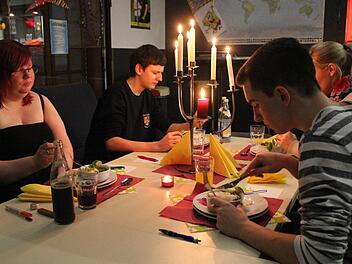 Mareike, Andre, Nico und Julia (von links) lassen sich das Gericht von Köchin Petra schmecken.Fotos: Maria Leicht