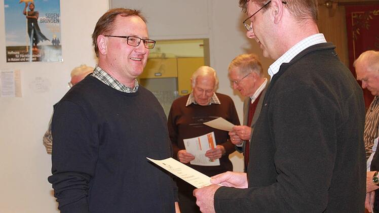 Dieter Gerstenkorn erhielt von Klaus Ullrich (rechts) ebenfalls eine Urkunde.