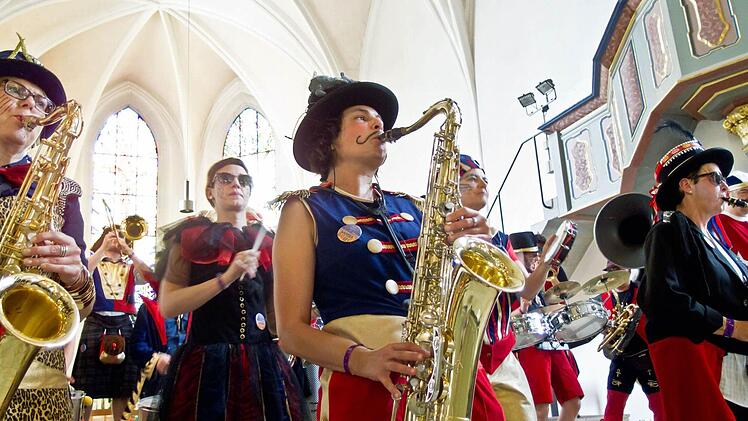 Die Quastenflosser wurden bei ihrem Auftritt in der Coburger Heilig-Kreuz-Kirche begeistert gefeiert.  Foto: Jochen Berger