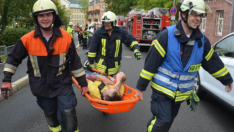 Zahlreiche Statisten mussten die Feuerwehrmänner aus dem "Brandobjekt" retten. Foto: Peter Rauch